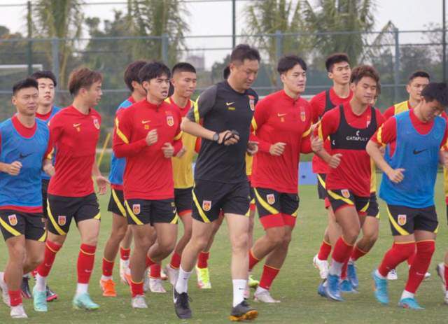 第87分钟，红星右路定位球开到禁区米亚托维奇门前推射打在立柱上，随后裁判吹罚越位在先。